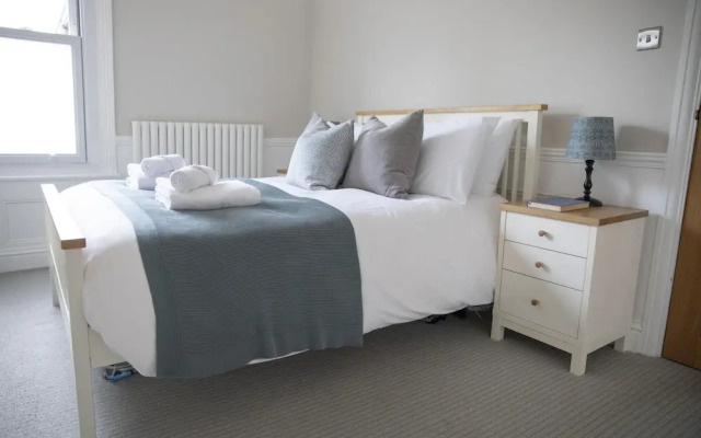 The Grove Apartment With Free on Street Parking