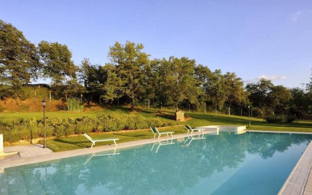 Beautiful Farmhouse With Heated Pool and Jacuzzi-mulino Della Villa