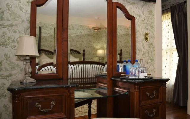 Grand Colonial B&B