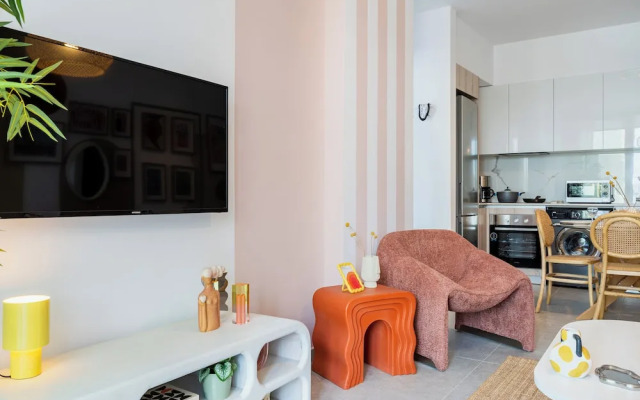 Lunette Artful 1-BR Apartment in Larnaca