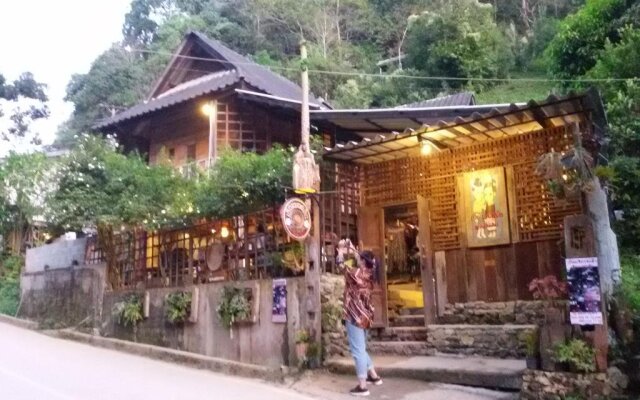 清迈湄康蓬胡安伯格哈格酒店(Maekampong Huean Bog Hug Chiangmai)