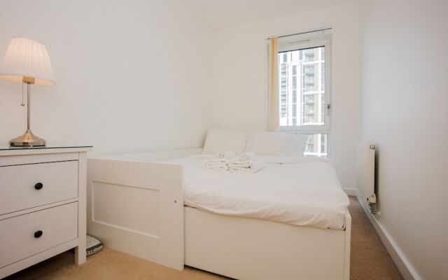 Stunning 2 Bed Home + Balcony Overlooking Thames