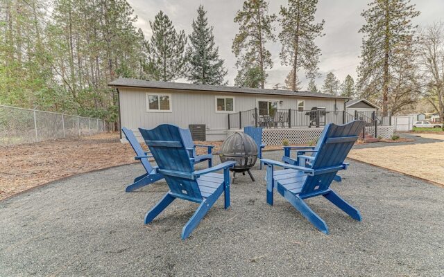 Delightful Grants Pass Home With Hot Tub!