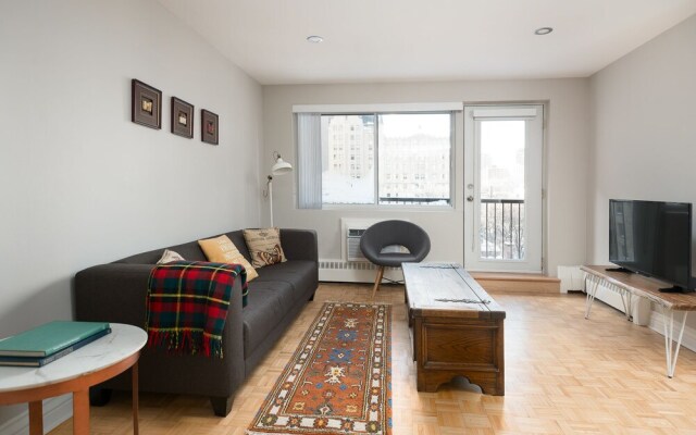 Bold Downtown Montréal Suites by Sonder