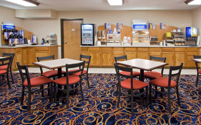 Country Inn & Suites by Radisson Auburn IN
