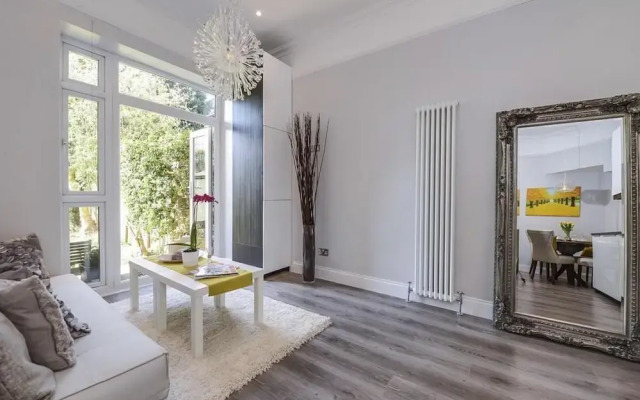 Spacious 2-bedroom Flat With 3 Beds in Ealing, W5