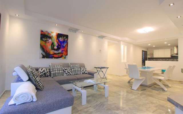 1155 Beachfront 3 Apartments 70 Mtr Golden Beach 7Bedroom 3Pool