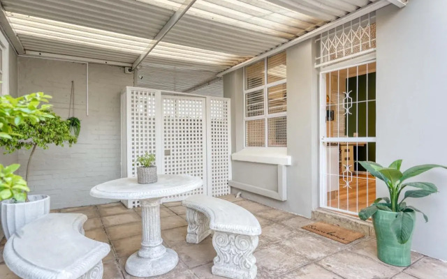 Hampton Collection - Stylish 3 Sleeper Apartment with Pool