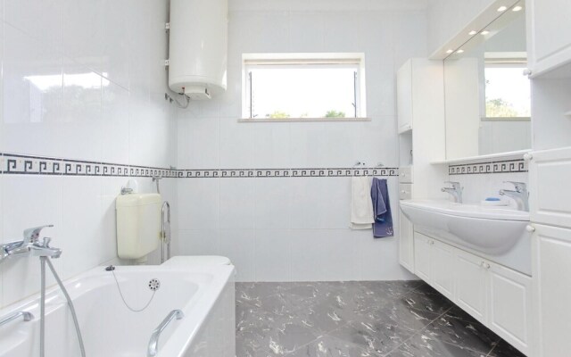 Amazing Apartment in Zrnovo With 3 Bedrooms and Wifi