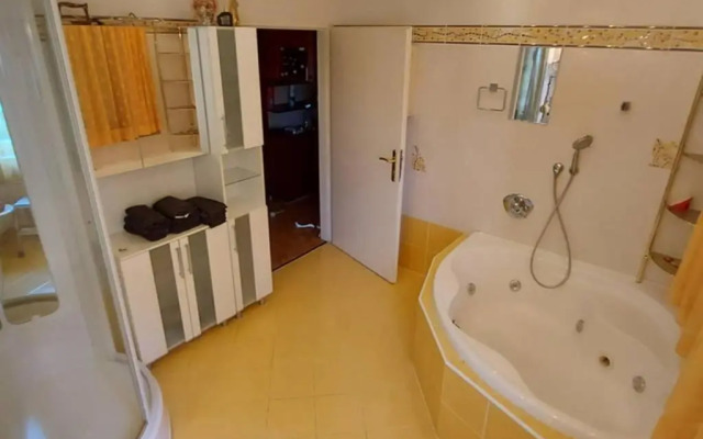 Quiet apartment close to town