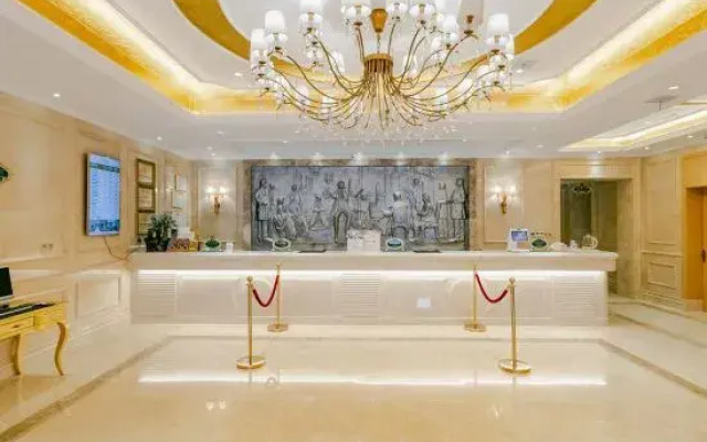 Weina Hotel (Wuhan Dahualing Subway Station Aeon Mall)