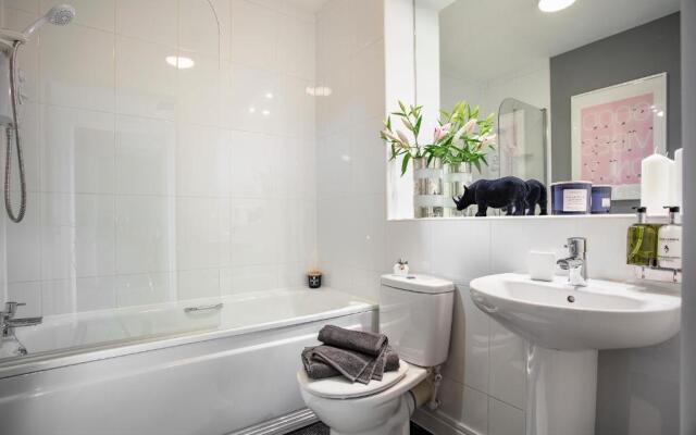 PENTHOUSE sea-view Apartment-Plymouth - Sleeps 7 - Private Parking - Habita Property