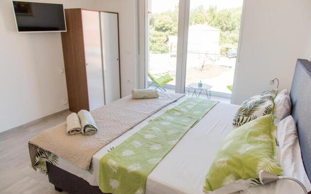 JoNa - with pool - H(8)