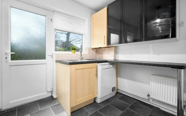 Stylish Three Bedroom Retreat With Garden