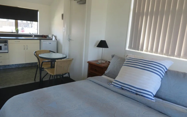 Colonial Motel