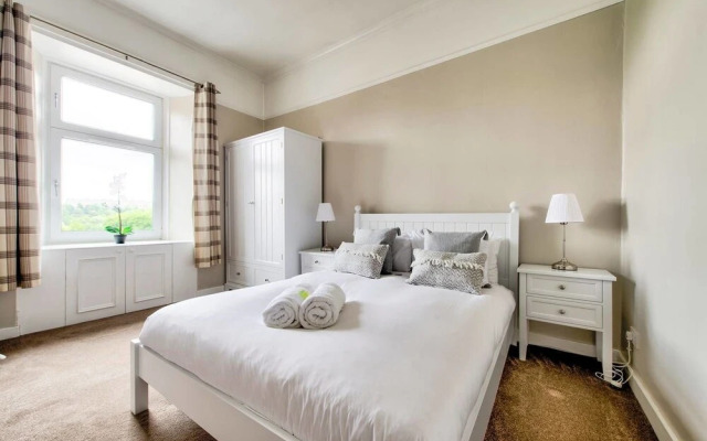 Light 2-bed West End Apt Overlooking Kelvingrove Museum