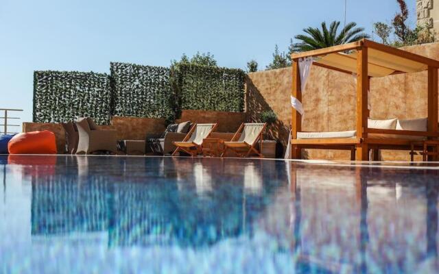 Modern 1BR apartment with swimming pool