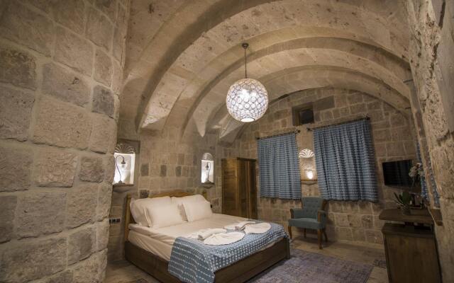 Hera Cave Suites