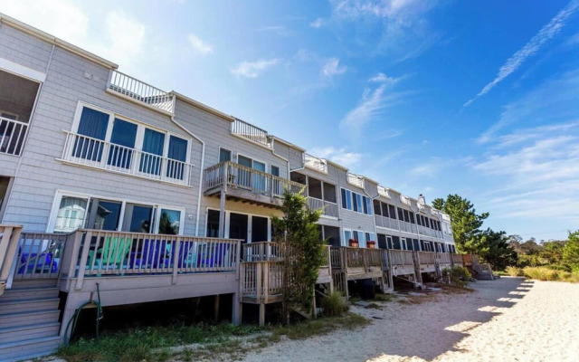 SEA Strand Court 3 #22