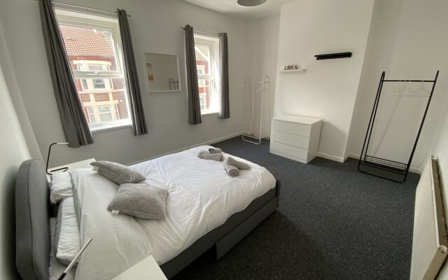 Beautiful Modern 3-bed House in Wallasey Near City