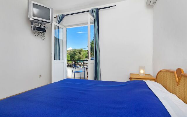 Room Ana - 5 m from beach: R11-24 Cove Pokrivenik, Island Hvar