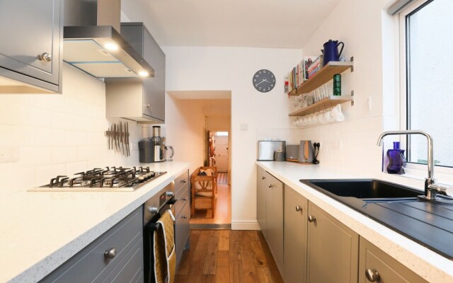 Elegant 2BD House in Colourful Cliftonwood