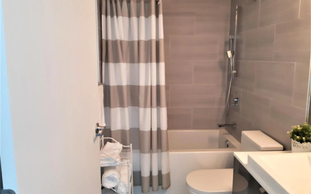 Cozy Skyline Entire Condo in Downtown, Across MTS