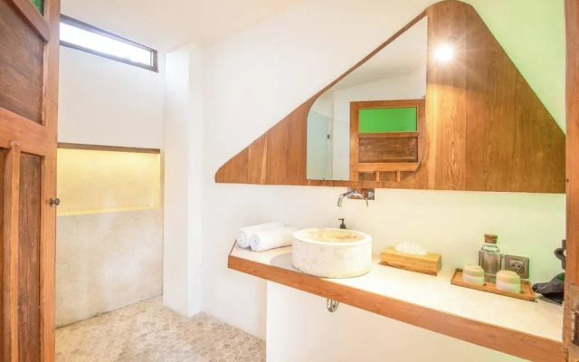 Modern 2-br Art Deco Villa, 800m From the Beach