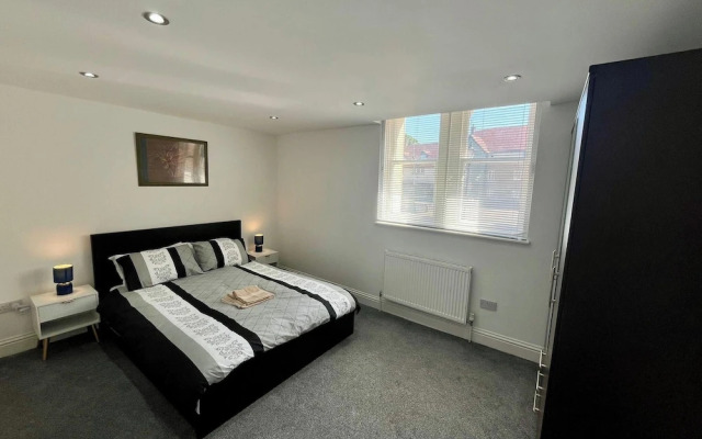 Spacious 4-bed House - Sleeps 11, Garden & Parking