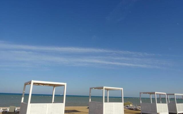 Gouna mangrovy 1 BR shared pool beach back view