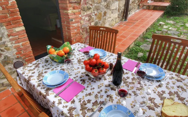 Farmhouse in Val D'orcia Charm