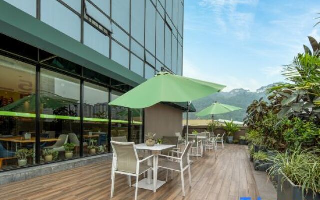 Yibin moon Peninsula Light Hotel(University City & Exhibition Center)