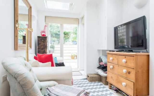 2 Bedroom Apartment With Garden in Ladbroke Grove