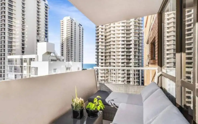 Surfers Paradise Retreat With Free Parking