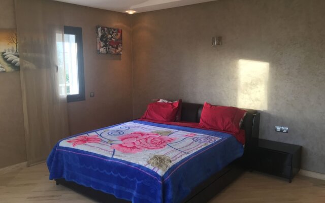 Luxurious 5 Bedrooms Villa Ref HI51053