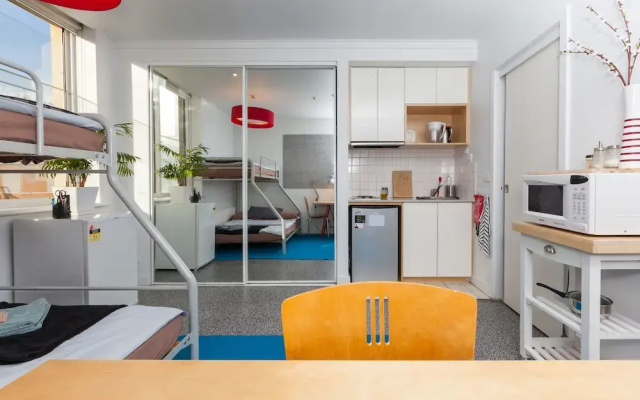 HENRIETTA, Carlton Studio Apartment