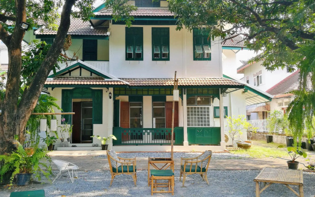 24 Samsen Heritage House