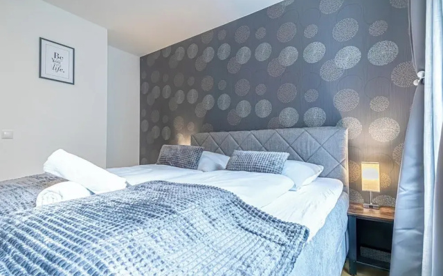 9 Min to City Center 1BR 1LR Balcony