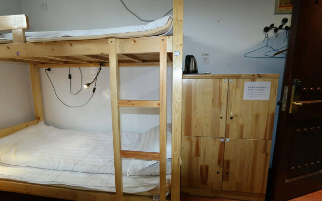 Westlake Hostel Man Juelong branch