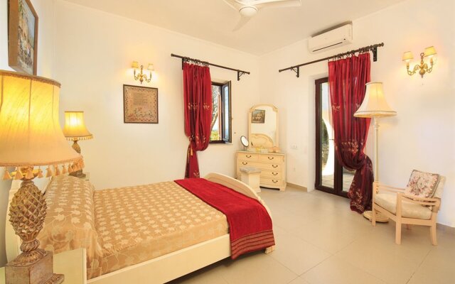 Villa Quietude, beach front villa with a pool
