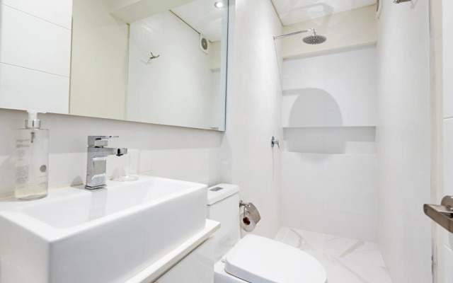 ✶ Maras Residence ✶ LUXURY Rooftop Pool & Grill