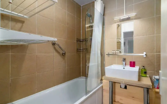 Amazing 2 Bedroom Flat in East London, Fits 5