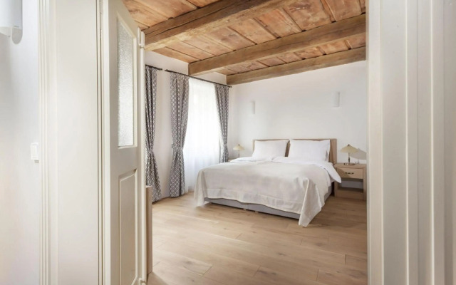 Hotel At the White Lily