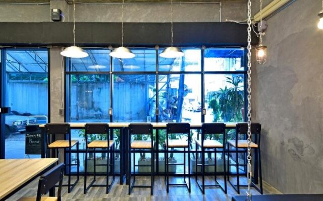 M Gray Hostel & Cafe