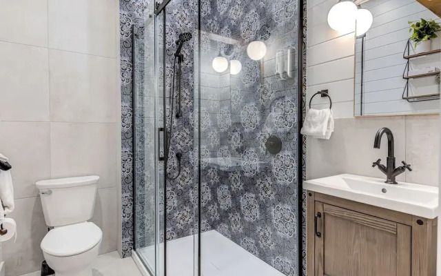 Gorgeous 3 Bedroom 2-floor Old Townhouse