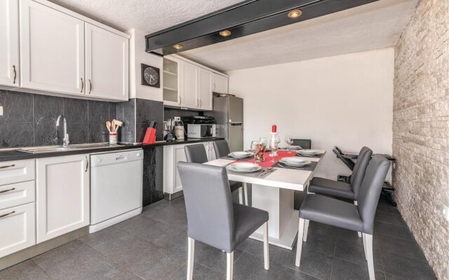 Amazing Home in Klimno With Wifi and 5 Bedrooms