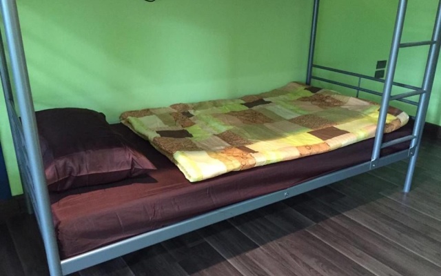 Roi 8 Host – Guest Rooms – Bangkok