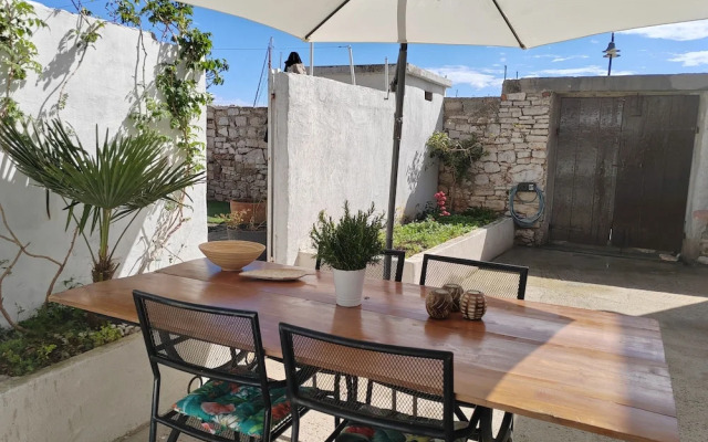 Stunning 2-bed House in Jezera With Sea Views