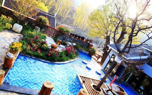 Carpenter's Rustic Courtyard-Great Wall