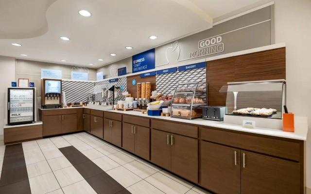 Holiday Inn Express Hotel & Suites Fredericksburg by IHG